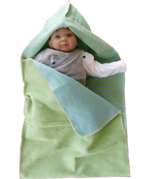 Bestickte Babydecke mit Kapuze und Namen - auch ideal als Puckdecke Puckdecke mit Namen